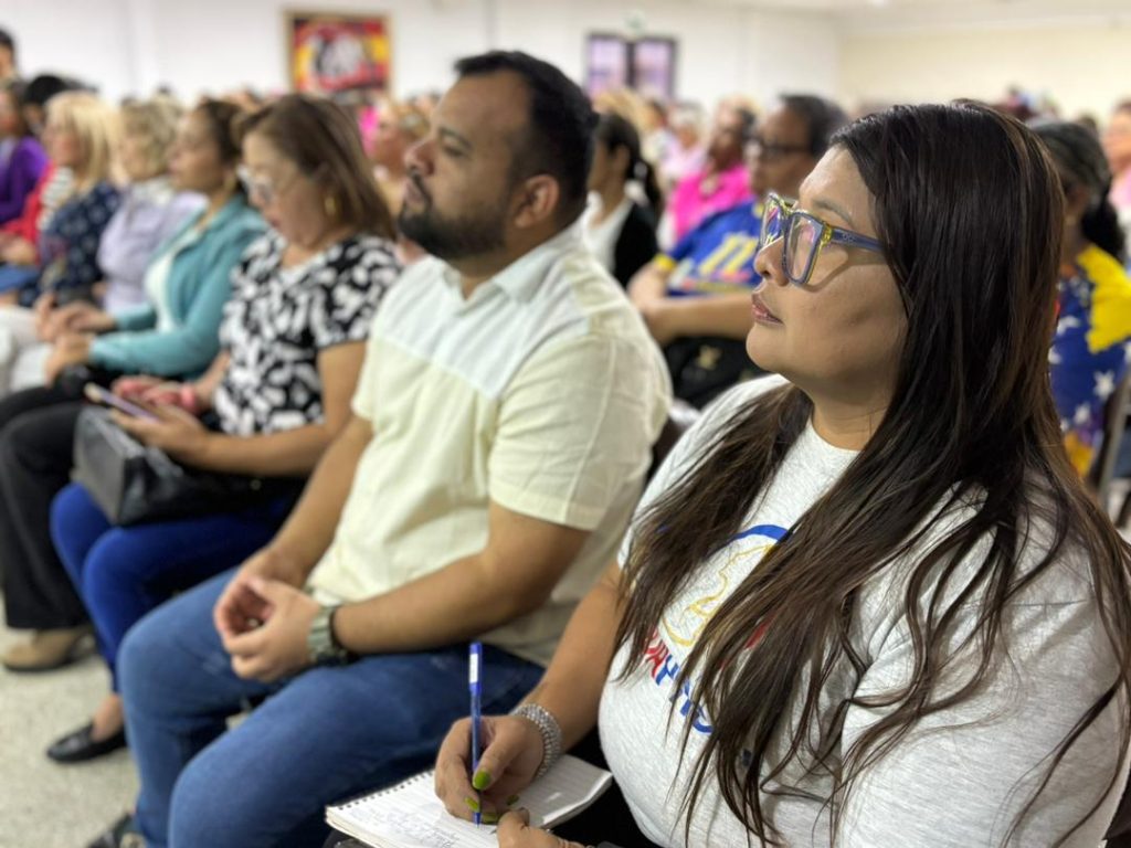 El auditorio de la Contraloría del estado Zulia, fue el espacio que sirvió para zulianas y zulianos se reunieran para participar en la jornada de promoción, debate y consulta pública sobre el proyecto de Ley Orgánica para la Igualdad de las Mujeres, cuya discusión fue retomada por la Asamblea Nacional (AN).
La primera dama del estado Zulia, Roselyn López de Caldera, participó en la actividad realizada este viernes 27 de febrero en la que se cumple con el despliegue acordado por la AN para debatir con los consejos legislativos, consejos municipales, circuitos y parlamentos comunales.
En su intervención, López de Caldera expresó que está discusión no solo involucra a la mujer, sino al hombre y a todo un país. Asimismo, resaltó el papel del comandante Hugo Rafael Chávez Frías, de ser el primer presidente feminista y de crear la Ley Orgánica de la Igualdad de Mujeres y los diversos proyectos ejecutados que han traído consigo la transformación.
Manifestó que el diálogo y la participación ciudadana son pilares para garantizar espacios de equidad, proteger los derechos de las mujeres y consolidar leyes que reflejen las necesidades reales de todas. “El papel de la mujer debe llevarse mucho más allá y proyectar. Es llevar la voz", subrayó la primera dama del Estado.
Invitó a la población a participar en estos debates para que la mujer pueda tener la oportunidad no solamente de seguir creciendo y esforzándose, sino de tener un reconocimiento económico que les permitan de la misma manera avanzar.
En la consulta participaron las diputadas a la AN, Benilda Josefina Puche y Misleidys Mengual, la concejala de Maracaibo, Jessy Gascón y Glenis Semprum, vicepresidenta y legisladora del CLEZ, quienes entre otras personalidades defensoras de los derechos de las mujeres, quienes destacaron la valentía, el empoderamiento y la resiliencia con el pasar de los años. Asimismo, resaltaron el rol importante de la presidenta encargada Delcy Rodríguez.
Durante la asamblea se propuso llevar esta iniciativa a todas las comunidades del municipio Maracaibo y al resto del estado Zulia, para que todas las mujeres tengan oportunidades de seguir avanzando y formándose en las diferentes áreas.