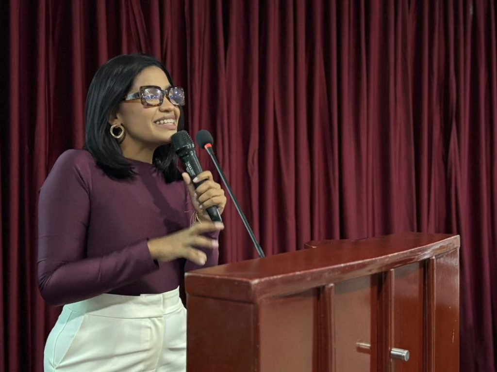 El auditorio de la Contraloría del estado Zulia, fue el espacio que sirvió para zulianas y zulianos se reunieran para participar en la jornada de promoción, debate y consulta pública sobre el proyecto de Ley Orgánica para la Igualdad de las Mujeres, cuya discusión fue retomada por la Asamblea Nacional (AN).
La primera dama del estado Zulia, Roselyn López de Caldera, participó en la actividad realizada este viernes 27 de febrero en la que se cumple con el despliegue acordado por la AN para debatir con los consejos legislativos, consejos municipales, circuitos y parlamentos comunales.
En su intervención, López de Caldera expresó que está discusión no solo involucra a la mujer, sino al hombre y a todo un país. Asimismo, resaltó el papel del comandante Hugo Rafael Chávez Frías, de ser el primer presidente feminista y de crear la Ley Orgánica de la Igualdad de Mujeres y los diversos proyectos ejecutados que han traído consigo la transformación.
Manifestó que el diálogo y la participación ciudadana son pilares para garantizar espacios de equidad, proteger los derechos de las mujeres y consolidar leyes que reflejen las necesidades reales de todas. “El papel de la mujer debe llevarse mucho más allá y proyectar. Es llevar la voz", subrayó la primera dama del Estado.
Invitó a la población a participar en estos debates para que la mujer pueda tener la oportunidad no solamente de seguir creciendo y esforzándose, sino de tener un reconocimiento económico que les permitan de la misma manera avanzar.
En la consulta participaron las diputadas a la AN, Benilda Josefina Puche y Misleidys Mengual, la concejala de Maracaibo, Jessy Gascón y Glenis Semprum, vicepresidenta y legisladora del CLEZ, quienes entre otras personalidades defensoras de los derechos de las mujeres, quienes destacaron la valentía, el empoderamiento y la resiliencia con el pasar de los años. Asimismo, resaltaron el rol importante de la presidenta encargada Delcy Rodríguez.
Durante la asamblea se propuso llevar esta iniciativa a todas las comunidades del municipio Maracaibo y al resto del estado Zulia, para que todas las mujeres tengan oportunidades de seguir avanzando y formándose en las diferentes áreas.