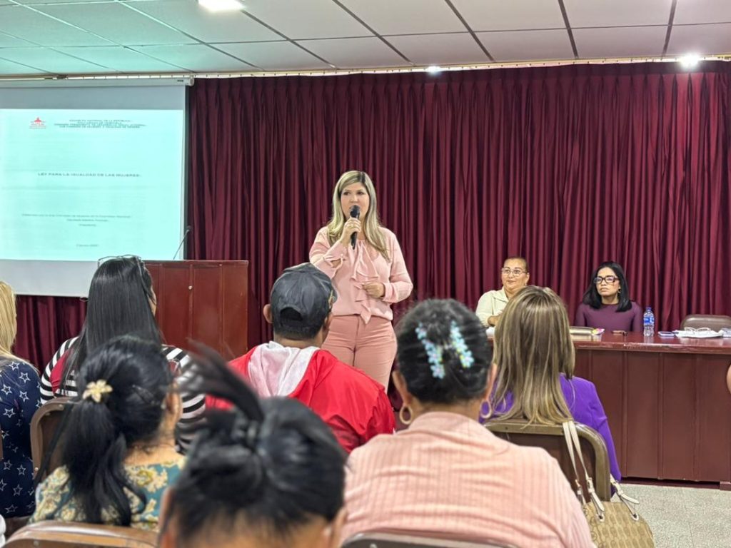 El auditorio de la Contraloría del estado Zulia, fue el espacio que sirvió para zulianas y zulianos se reunieran para participar en la jornada de promoción, debate y consulta pública sobre el proyecto de Ley Orgánica para la Igualdad de las Mujeres, cuya discusión fue retomada por la Asamblea Nacional (AN).
La primera dama del estado Zulia, Roselyn López de Caldera, participó en la actividad realizada este viernes 27 de febrero en la que se cumple con el despliegue acordado por la AN para debatir con los consejos legislativos, consejos municipales, circuitos y parlamentos comunales.
En su intervención, López de Caldera expresó que está discusión no solo involucra a la mujer, sino al hombre y a todo un país. Asimismo, resaltó el papel del comandante Hugo Rafael Chávez Frías, de ser el primer presidente feminista y de crear la Ley Orgánica de la Igualdad de Mujeres y los diversos proyectos ejecutados que han traído consigo la transformación.
Manifestó que el diálogo y la participación ciudadana son pilares para garantizar espacios de equidad, proteger los derechos de las mujeres y consolidar leyes que reflejen las necesidades reales de todas. “El papel de la mujer debe llevarse mucho más allá y proyectar. Es llevar la voz", subrayó la primera dama del Estado.
Invitó a la población a participar en estos debates para que la mujer pueda tener la oportunidad no solamente de seguir creciendo y esforzándose, sino de tener un reconocimiento económico que les permitan de la misma manera avanzar.
En la consulta participaron las diputadas a la AN, Benilda Josefina Puche y Misleidys Mengual, la concejala de Maracaibo, Jessy Gascón y Glenis Semprum, vicepresidenta y legisladora del CLEZ, quienes entre otras personalidades defensoras de los derechos de las mujeres, quienes destacaron la valentía, el empoderamiento y la resiliencia con el pasar de los años. Asimismo, resaltaron el rol importante de la presidenta encargada Delcy Rodríguez.
Durante la asamblea se propuso llevar esta iniciativa a todas las comunidades del municipio Maracaibo y al resto del estado Zulia, para que todas las mujeres tengan oportunidades de seguir avanzando y formándose en las diferentes áreas.