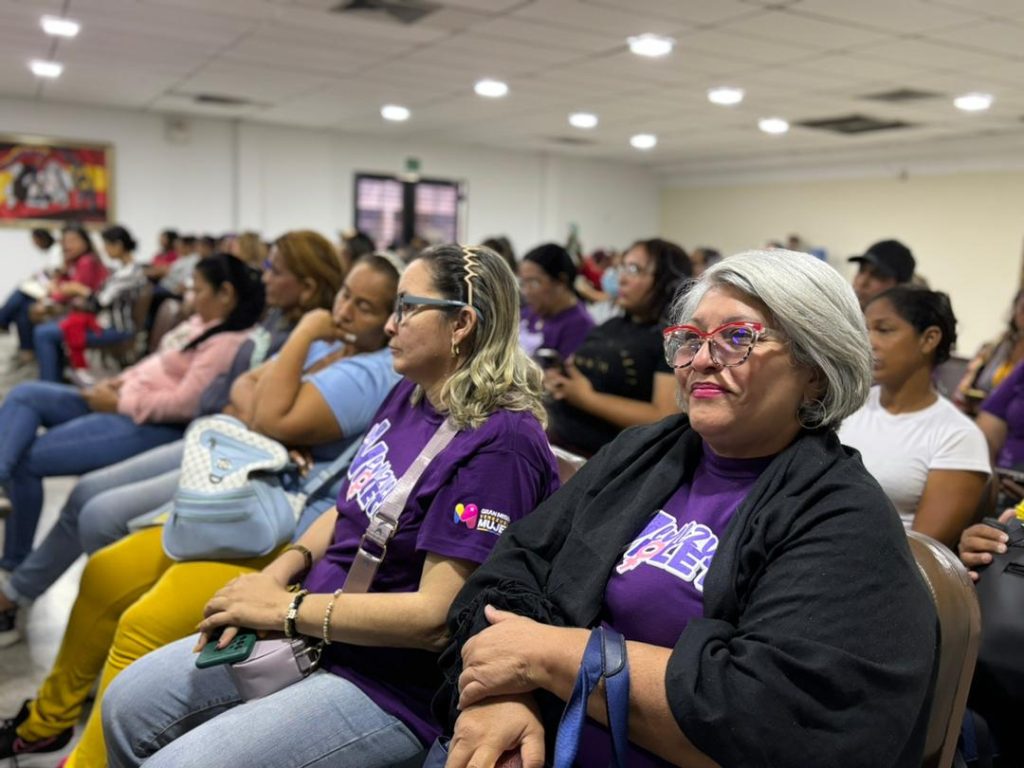 El auditorio de la Contraloría del estado Zulia, fue el espacio que sirvió para zulianas y zulianos se reunieran para participar en la jornada de promoción, debate y consulta pública sobre el proyecto de Ley Orgánica para la Igualdad de las Mujeres, cuya discusión fue retomada por la Asamblea Nacional (AN).
La primera dama del estado Zulia, Roselyn López de Caldera, participó en la actividad realizada este viernes 27 de febrero en la que se cumple con el despliegue acordado por la AN para debatir con los consejos legislativos, consejos municipales, circuitos y parlamentos comunales.
En su intervención, López de Caldera expresó que está discusión no solo involucra a la mujer, sino al hombre y a todo un país. Asimismo, resaltó el papel del comandante Hugo Rafael Chávez Frías, de ser el primer presidente feminista y de crear la Ley Orgánica de la Igualdad de Mujeres y los diversos proyectos ejecutados que han traído consigo la transformación.
Manifestó que el diálogo y la participación ciudadana son pilares para garantizar espacios de equidad, proteger los derechos de las mujeres y consolidar leyes que reflejen las necesidades reales de todas. “El papel de la mujer debe llevarse mucho más allá y proyectar. Es llevar la voz", subrayó la primera dama del Estado.
Invitó a la población a participar en estos debates para que la mujer pueda tener la oportunidad no solamente de seguir creciendo y esforzándose, sino de tener un reconocimiento económico que les permitan de la misma manera avanzar.
En la consulta participaron las diputadas a la AN, Benilda Josefina Puche y Misleidys Mengual, la concejala de Maracaibo, Jessy Gascón y Glenis Semprum, vicepresidenta y legisladora del CLEZ, quienes entre otras personalidades defensoras de los derechos de las mujeres, quienes destacaron la valentía, el empoderamiento y la resiliencia con el pasar de los años. Asimismo, resaltaron el rol importante de la presidenta encargada Delcy Rodríguez.
Durante la asamblea se propuso llevar esta iniciativa a todas las comunidades del municipio Maracaibo y al resto del estado Zulia, para que todas las mujeres tengan oportunidades de seguir avanzando y formándose en las diferentes áreas.