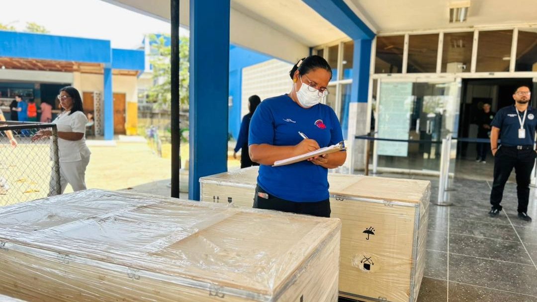 Gobernador Luis Caldera entrega sillones para Unidad de Diálisis en el Hospital Dr. Pedro García Clara