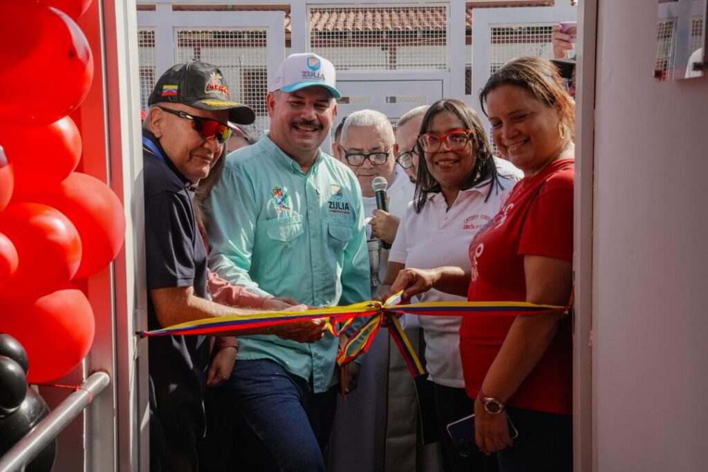Gobernador Luis Caldera entrega Mercal en Lagunillas