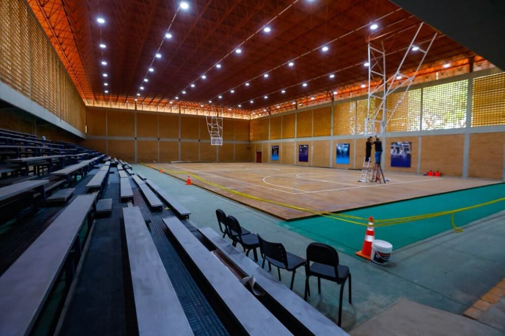 Gobernador inspecciona los trabajos de rehabilitacióndel gimnasio cubierto Antonio Borjas Romero
