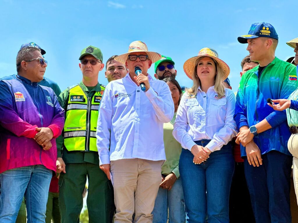 Plantan más de 3 mil árboles en la Vereda del Lago en el marco del Encuentro del Motor Forestal