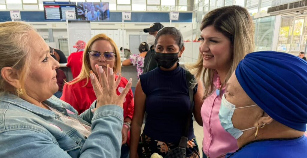 Primera Dama Roselyn López de Caldera acompaña atención en la Farmacia de Alto Costo